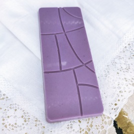 Фруктовый гурмэ-шоколад БЕЗ САХАРА белый фиолетового цвета 43% какао с фиолетовым бататом, натуральный