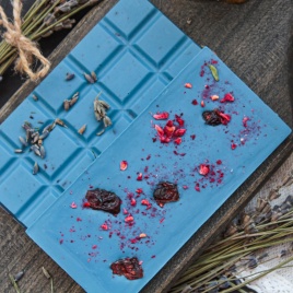 Лавандовый гурмэ шоколад белый 43% какао с клюквой, малиной и голубой спирулиной, без красителей и консервантов, натуральный