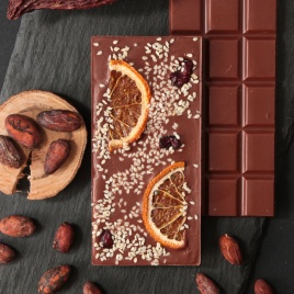 Шоколад гурме молочный 53% какао с апельсином, клюквой и семенами белого кунжута, без ГМО, натуральный