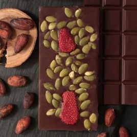 Шоколад гурме горький, тёмный 80% какао с клубникой, тыквенными зелеными семечками, красным кайенским перцем и корицей, без ГМО, натуральный