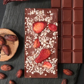Шоколад гурме молочный 53% с клубникой и молотым пеканом, без ГМО, натуральный