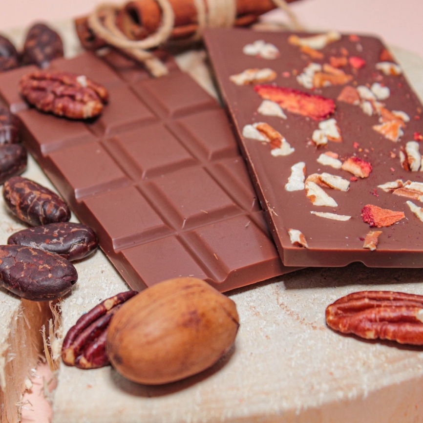Шоколад гурме молочный 53% с клубникой и молотым пеканом, без ГМО, натуральный фото 7
