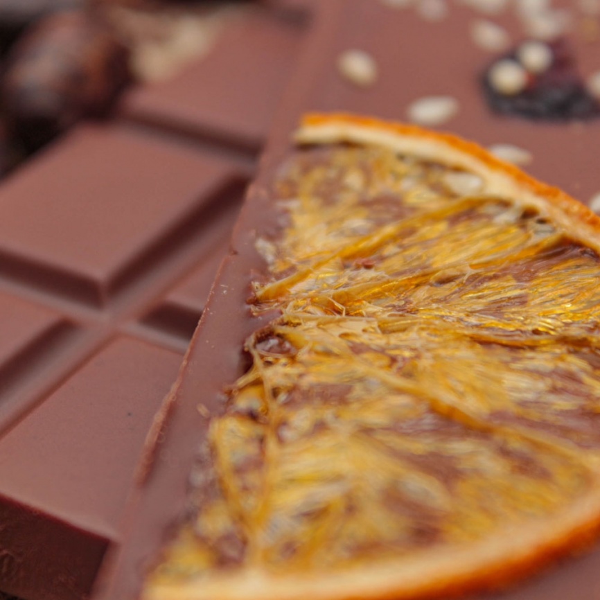 Шоколад гурме молочный 53% какао с апельсином, клюквой и семенами белого кунжута, без ГМО, натуральный фото 6