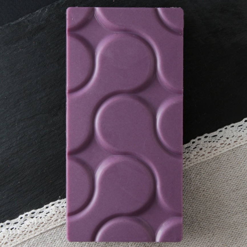 Фруктовый гурме-шоколад БЕЗ САХАРА белый фиолетового цвета 43% какао с фиолетовым бататом, натуральный фото 1