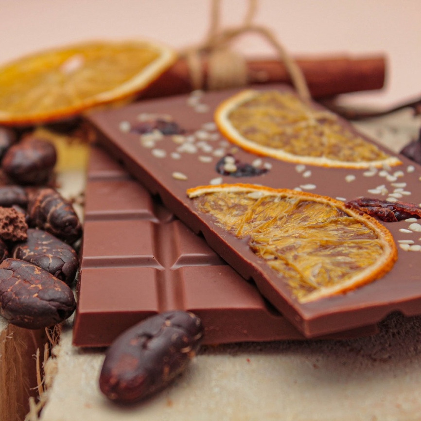 Шоколад гурме молочный 53% какао с апельсином, клюквой и семенами белого кунжута, без ГМО, натуральный фото 7