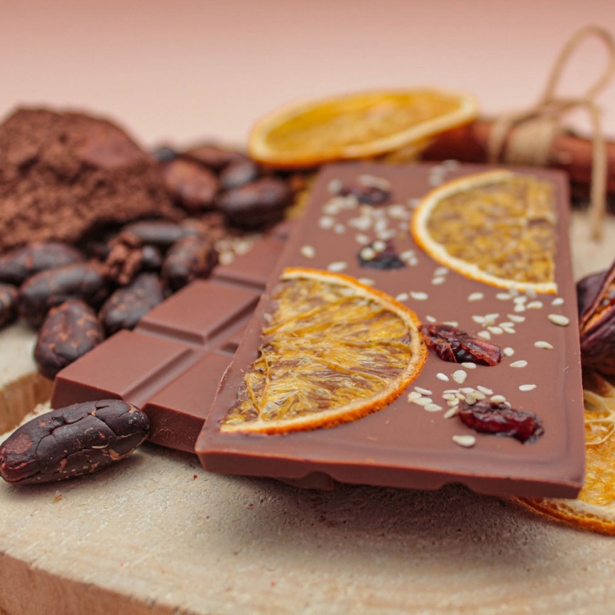 Шоколад гурме молочный 53% какао с апельсином, клюквой и семенами белого кунжута, без ГМО, натуральный фото 4